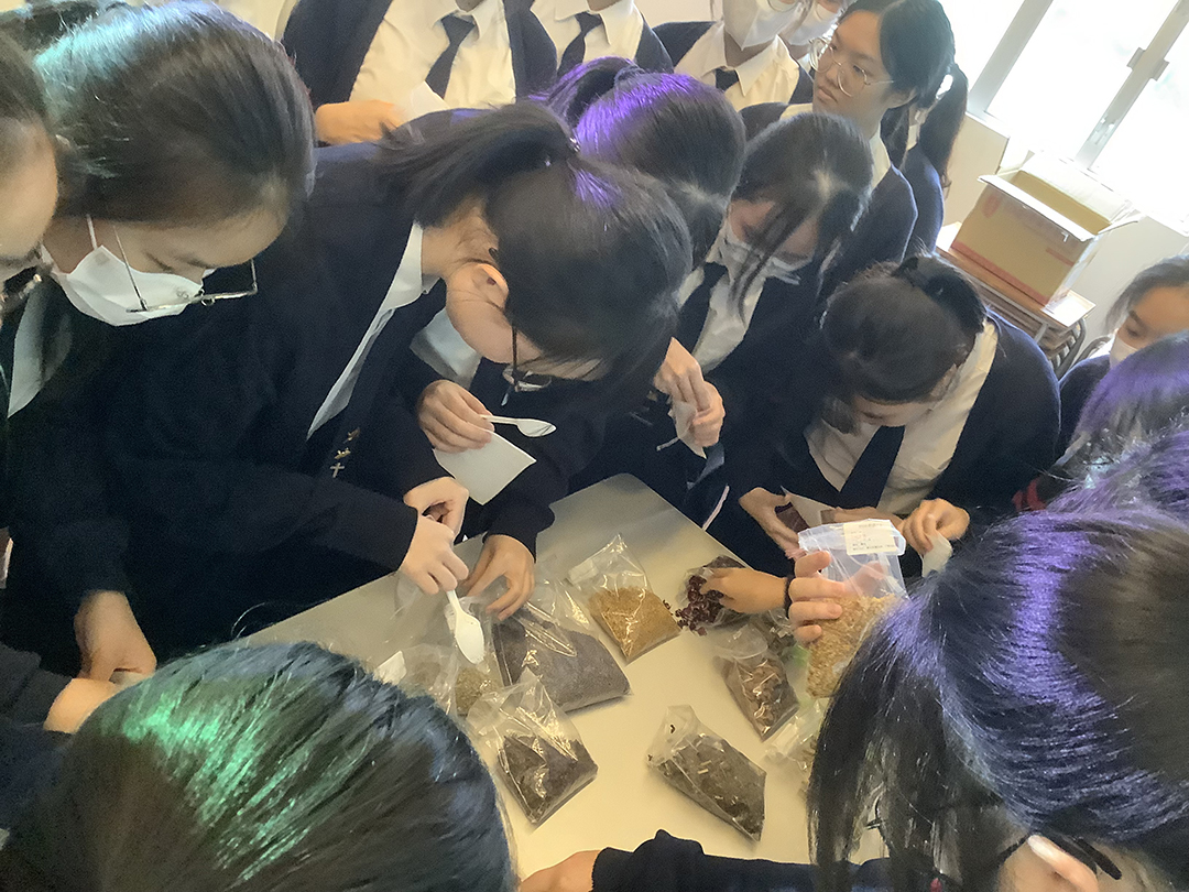 A group of people wearing face masksDescription automatically generated