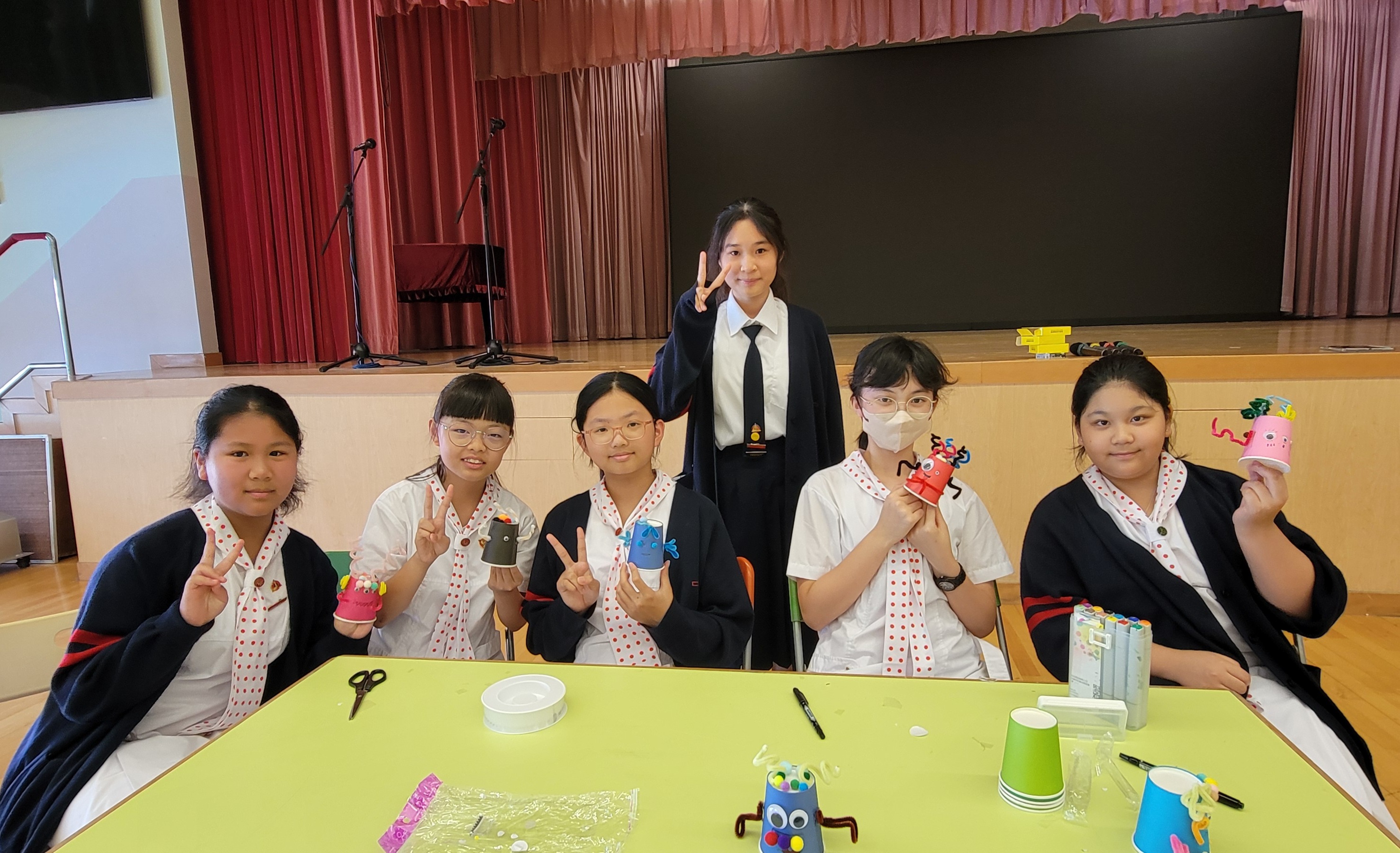 A group of students wearing masksDescription automatically generated