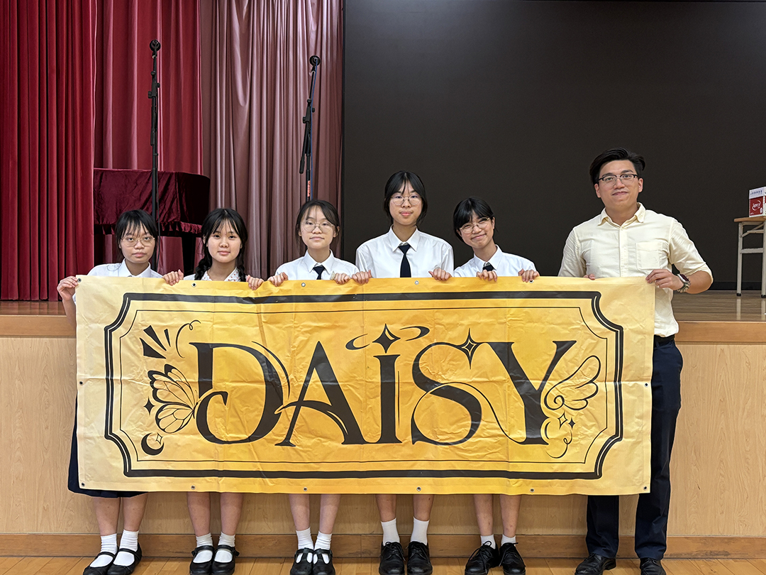 一張含有 服裝, 人員, 微笑, 牆 的圖片自動產生的描述