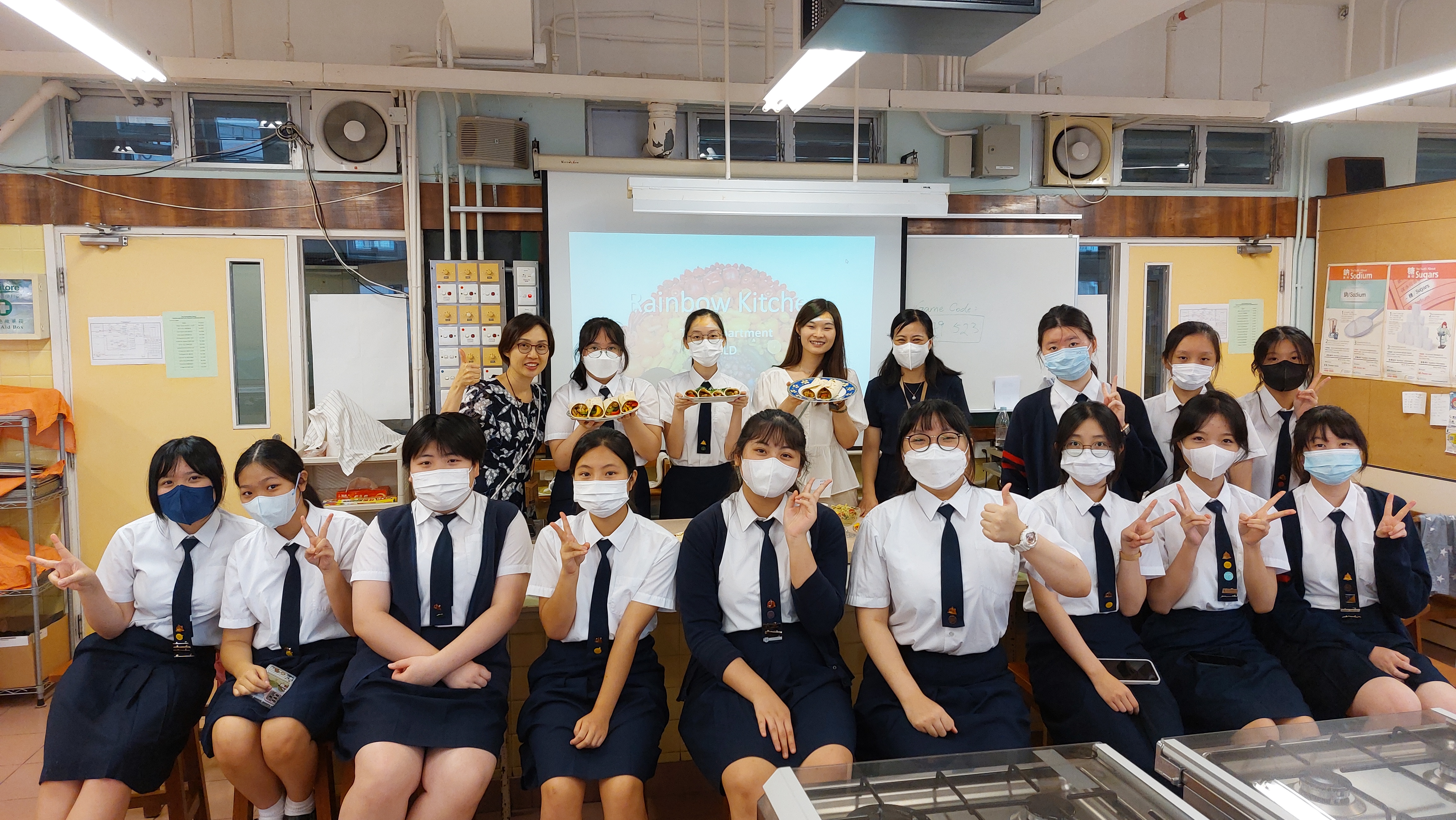 A group of students wearing masksDescription automatically generated